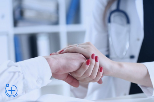 Врач поддерживает пациента Врач поддерживает пациента