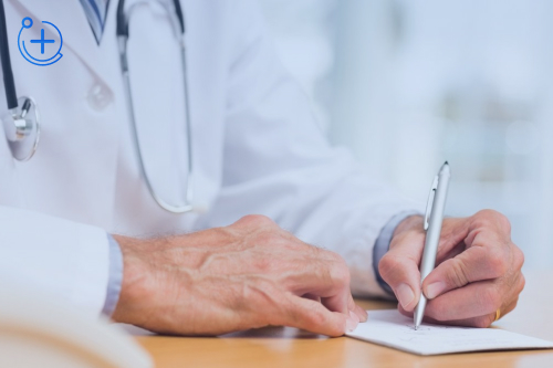 Врач что-то записывает Врач что-то записывает